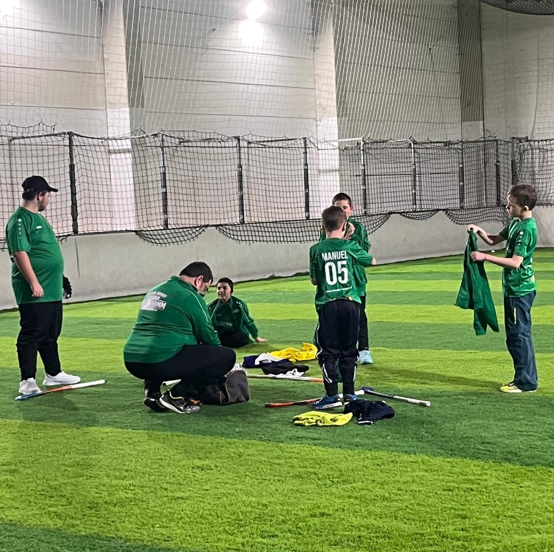Kinder trainieren Feldhockey mit Freude